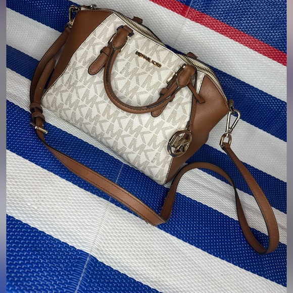 Michael Kors Handbags - 🎉Michael Kors Ciara Vanilla Acorn Convertible Signature Monogram Messenger Bag